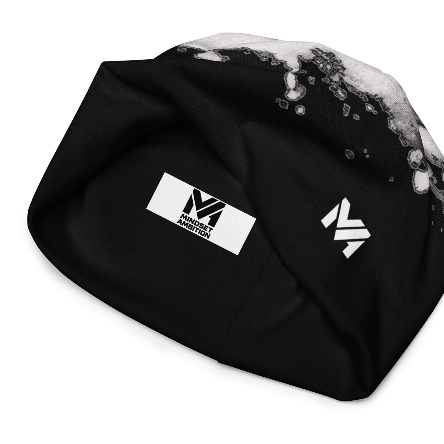 Bonnet Flow Ink Mindset Ambition, version noire avec effet peinture blanche abstraite et logo imprimé blanc, vue intérieure du bonnet mettant en valeur la griffe Mindset Ambition – Mindset Ambition
