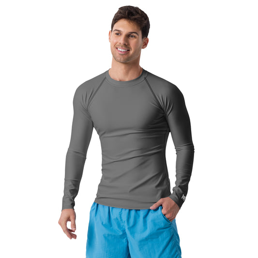 T-shirt sport homme Shield Mindset Ambition, gris, manches longues, porté par un homme de face, logo blanc centré en haut du dos et sur le poignet gauche.