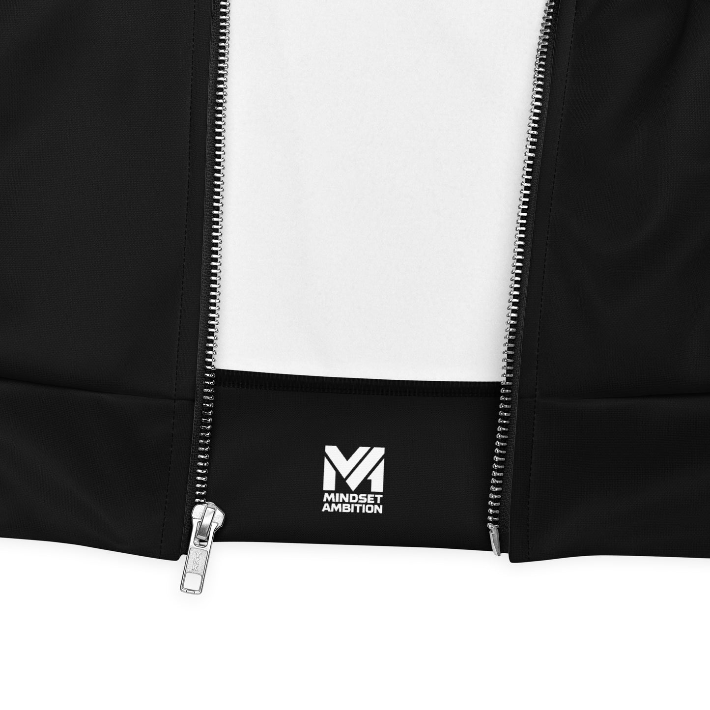 Veste de sport Momentum Mindset Ambition, noire, veste ouverte vue zoom sur l'étiquette intérieure avec le logo Mindset Ambition blanc.