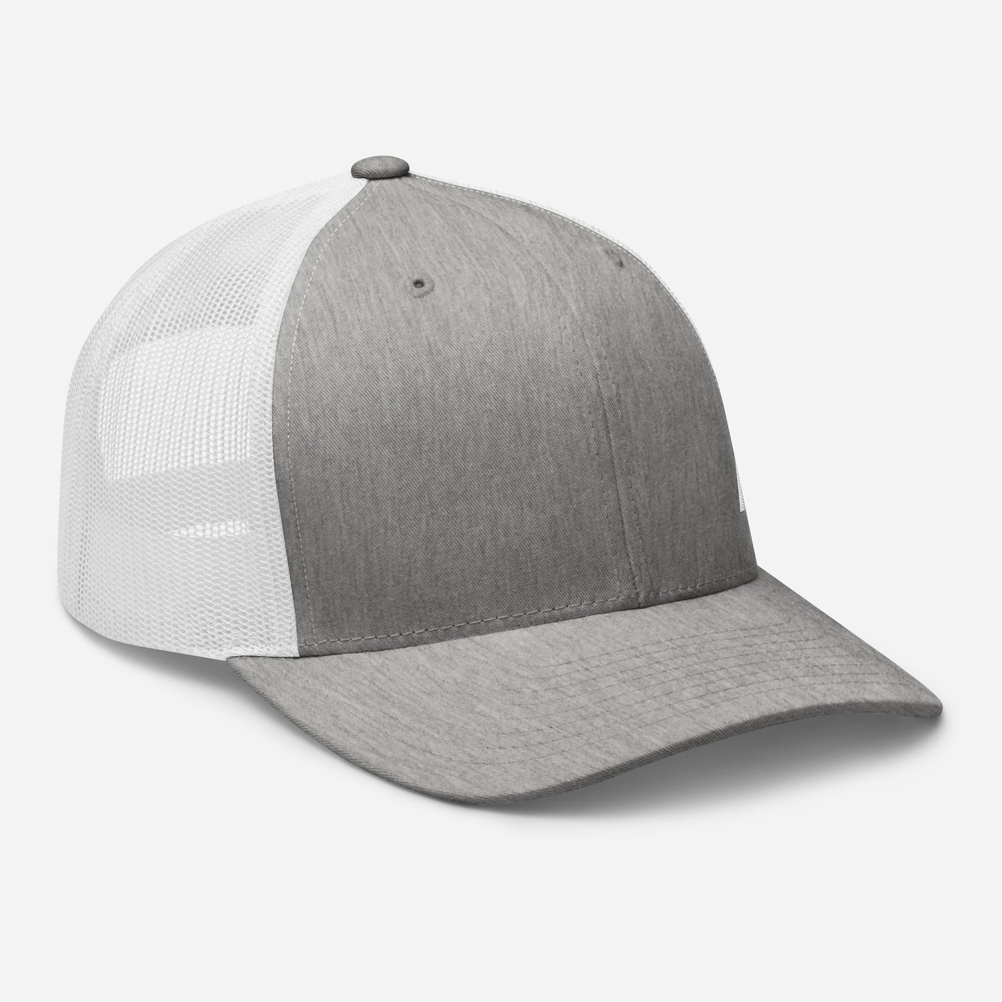 Casquette High Focus gris clair et blanche Mindset Ambition avec logo brodé blanc MA, vue avant droite mettant en avant la visière et le panneau avant gris clair contrastant avec la maille filet blanche