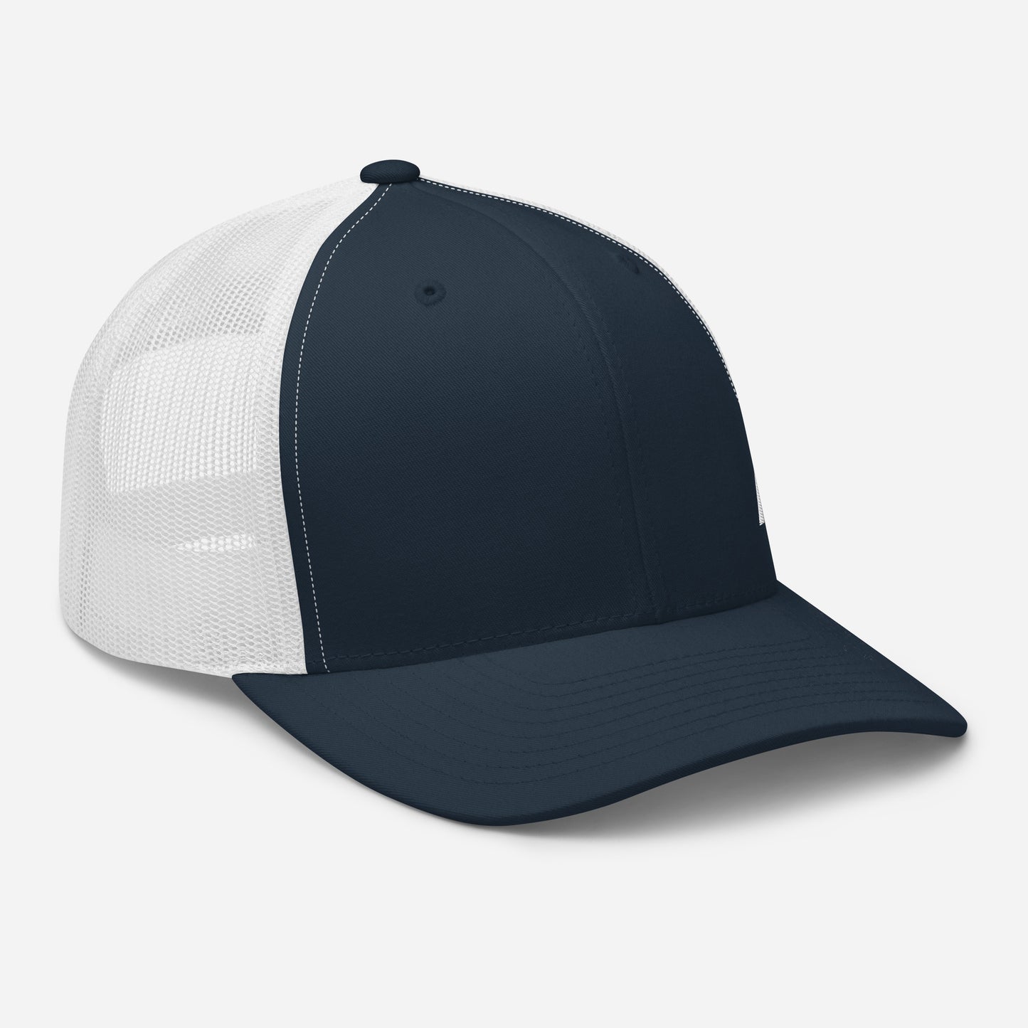 Casquette High Focus navy et blanche Mindset Ambition avec logo brodé blanc MA, vue avant droite mettant en valeur la visière et le panneau avant bleu marine contrastant avec la maille blanche