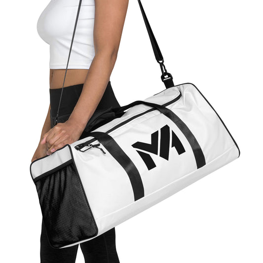 Grand sac de sport Bold Move Mindset Ambition, blanc, porté à l’épaule par une femme, logo noir sur le côté.