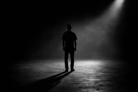 Illustration symbolisant la discipline silencieuse et la constance mentale loin du regard des autres.