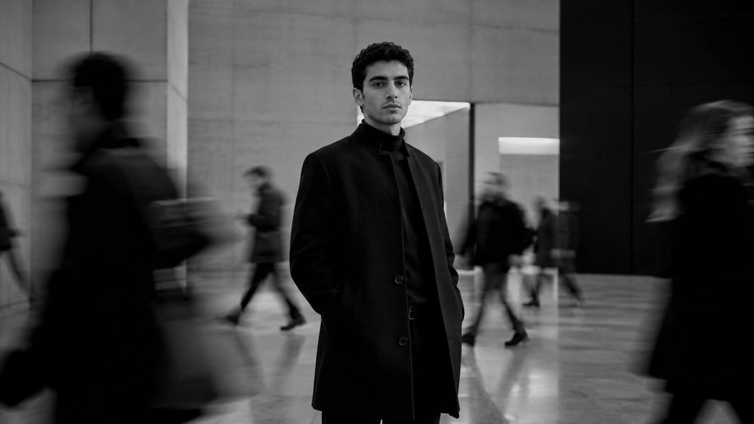 Homme calme et élégant au milieu d’une foule floue, symbole d’élégance mentale et de clarté dans la confusion Mindset Ambition