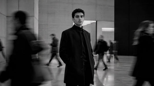 Homme calme et élégant au milieu d’une foule floue, symbole d’élégance mentale et de clarté dans la confusion Mindset Ambition