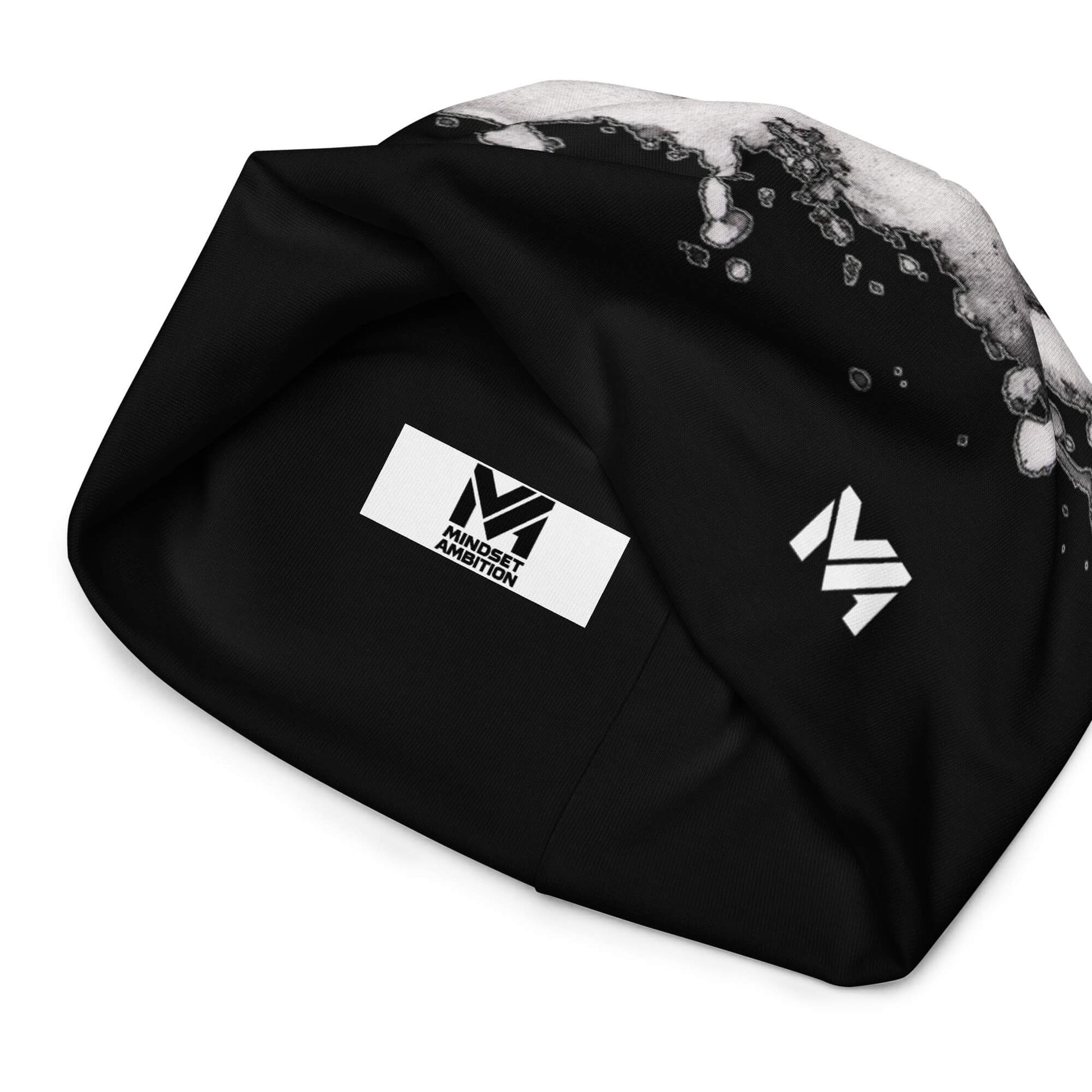 Bonnet Flow Ink Mindset Ambition, version noire avec effet peinture blanche abstraite et logo imprimé blanc, vue intérieure du bonnet mettant en valeur la griffe Mindset Ambition – Mindset Ambition