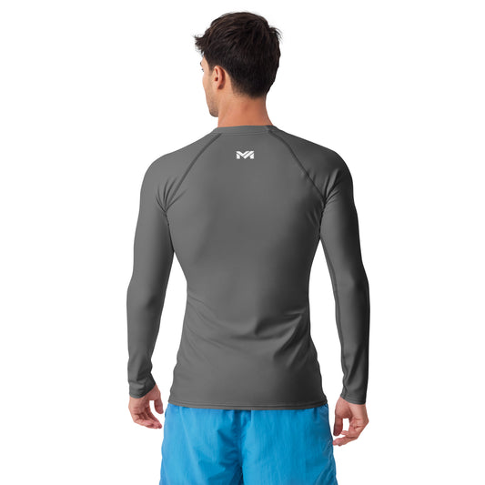 T-shirt sport homme Shield Mindset Ambition, gris, manches longues, porté par un homme vu de dos, logo blanc centré en haut du dos et sur le poignet gauche.