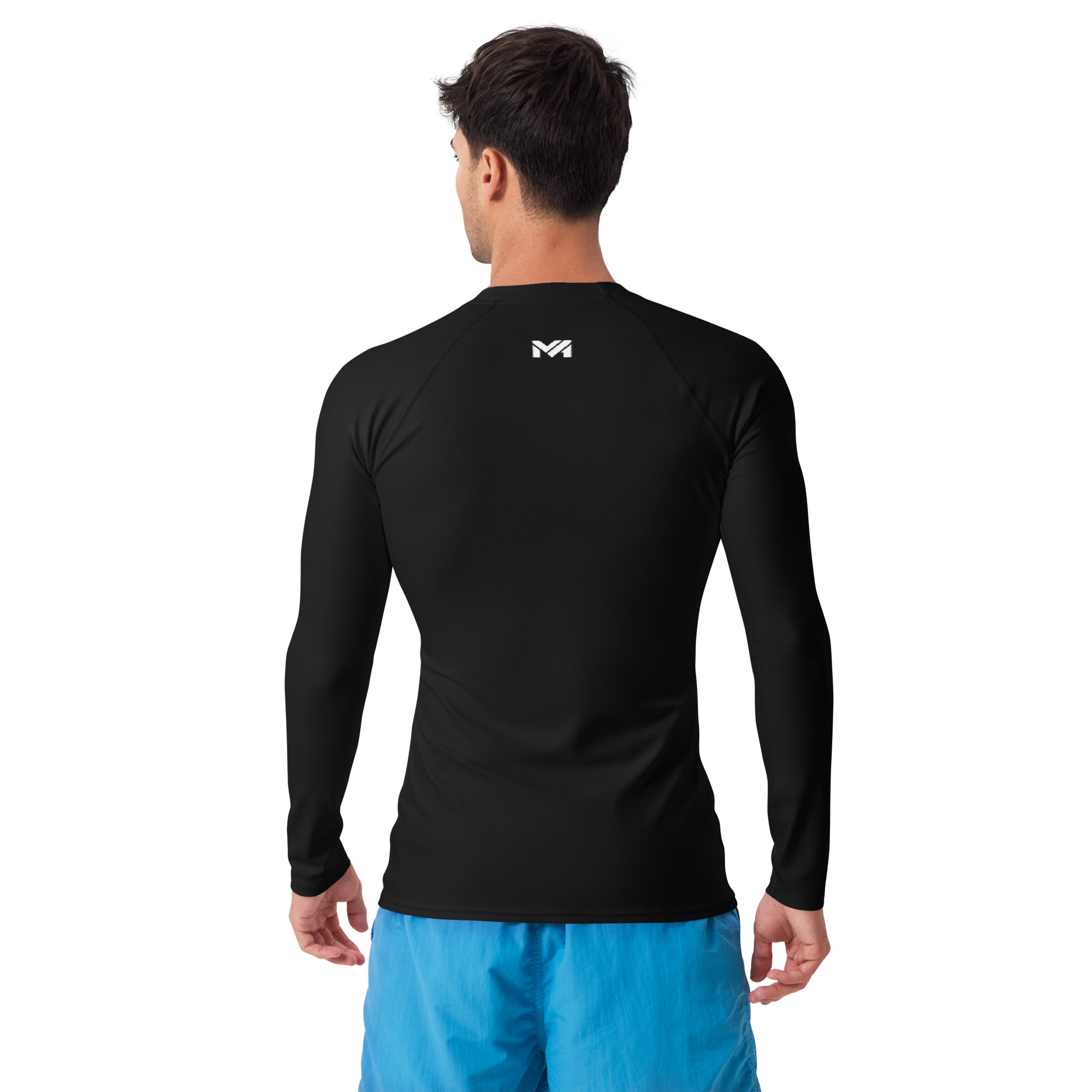 T-shirt sport homme Shield Mindset Ambition, noir, manches longues, porté par un homme vu de dos, logo blanc centré en haut du dos et sur le poignet gauche.
