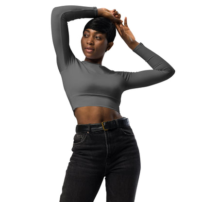 T-shirt sport femme Evolve Mindset Ambition, gris, coupe crop top à manches longues, porté par une femme, look moderne et ajusté – Mindset Ambition
