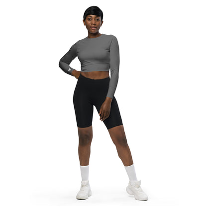 Haut de sport Evolve Mindset Ambition, gris et logo blanc sur le poignet droit, porté avec short noir, composition recyclée, manches raglan et col renforcé, coupe près du corps – Mindset Ambition