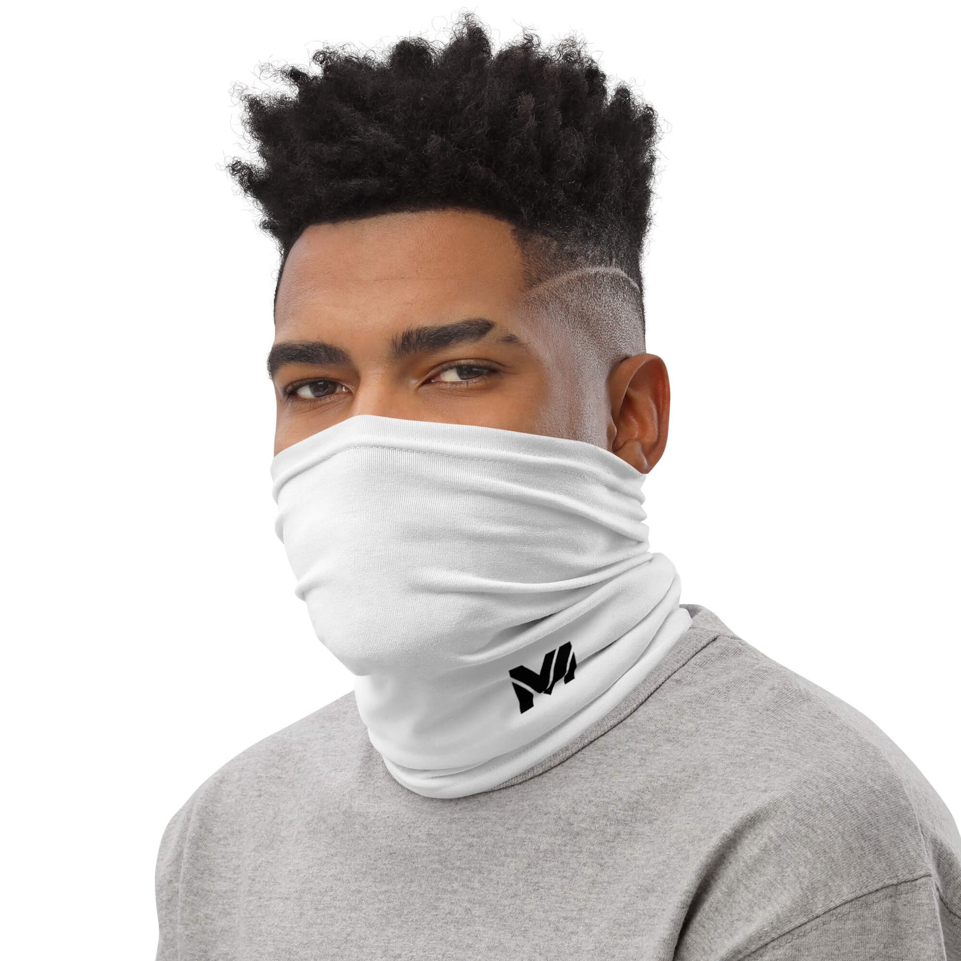 Cache-cou Shield Mindset Ambition, blanc, porté par un homme, logo noir en bas à gauche.