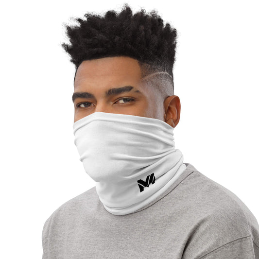 Cache-cou Shield Mindset Ambition, blanc, porté par un homme, logo noir en bas à gauche.