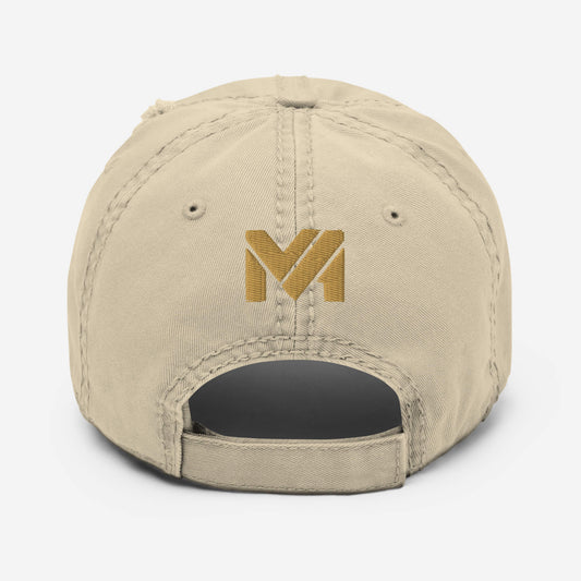 Dos de la casquette “Bold Edge” Mindset Ambition couleur sable, logo doré brodé centré au-dessus de la sangle, finition vintage élégante, collection Détail & Élégance.