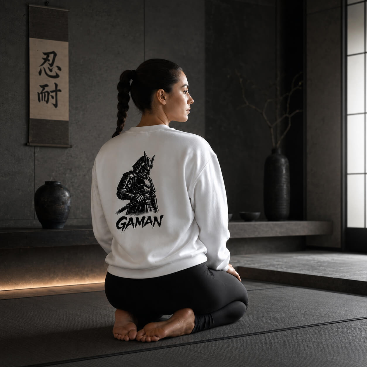 Illustration de la collection Maîtrise & Persévérance avec femme de profil portant un sweat Gaman blanc dans une ambiance japonaise sereine et minimaliste Mindset Ambition