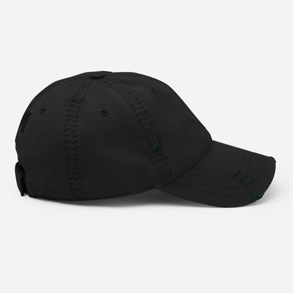 Casquette Bold Edge Mindset Ambition, noire, vue latérale droite, design usé et raffiné, logo MA ton sur ton, style urbain premium – Mindset Ambition