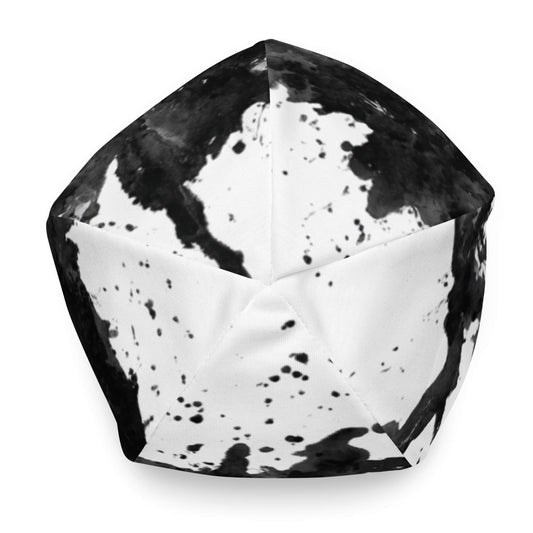 Vue du dessus du bonnet Flow Drip blanc à taches de peinture noires, style artistique et minimaliste – Collection Détail & Élégance Mindset Ambition.