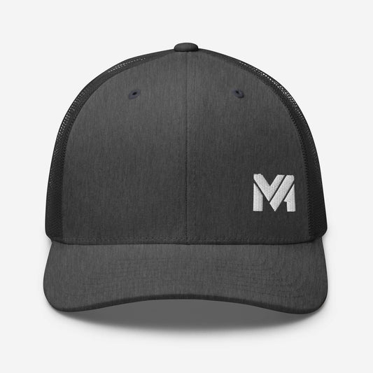 Casquette High Focus gris anthracite et noir avec logo MA blanc brodé à l’avant en bas à gauche, design sobre et élégant, esprit Mindset Ambition.