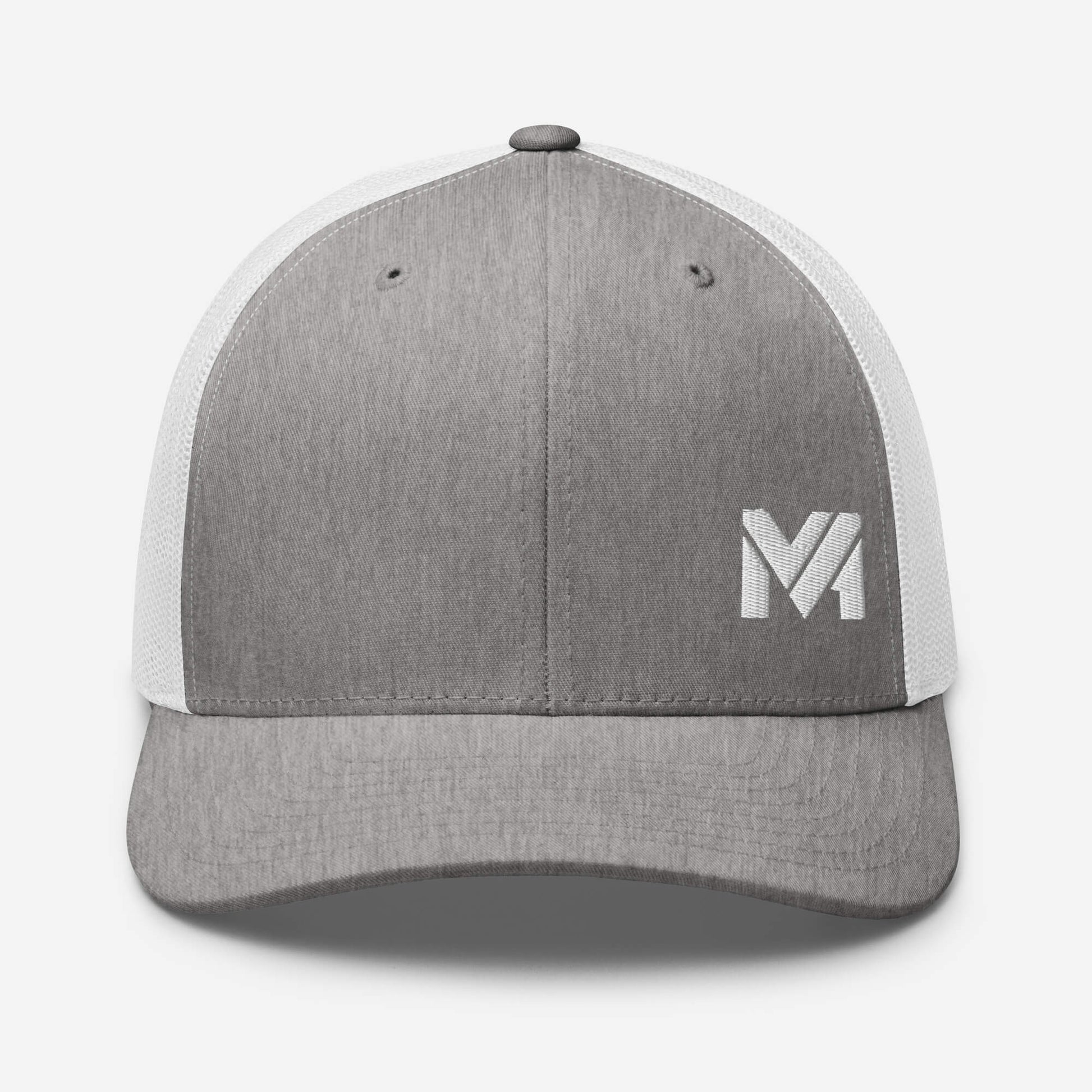 Casquette High Focus gris clair et blanc avec logo MA blanc brodé à l’avant en bas à gauche, style moderne et affirmé signé Mindset Ambition.