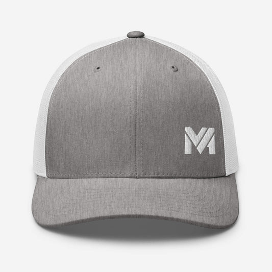 Casquette High Focus gris clair et blanc avec logo MA blanc brodé à l’avant en bas à gauche, style moderne et affirmé signé Mindset Ambition.