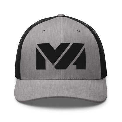 Casquette High Focus gris clair avec filet noir et logo MA noir brodé à l’avant, au style affirmé et minimaliste – Collection Détail & Élégance Mindset Ambition.