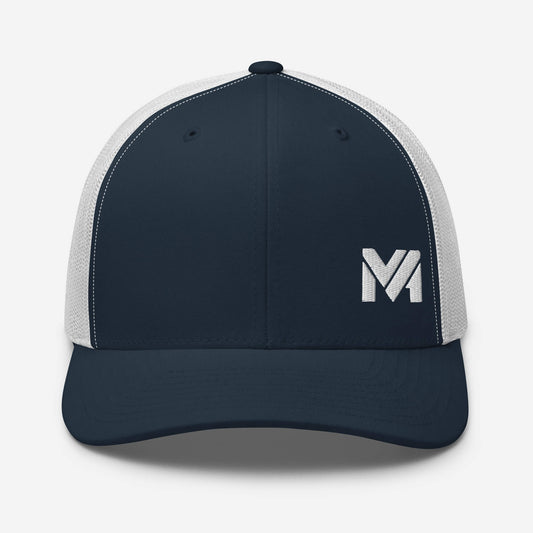Casquette High Focus bleu marine et blanc avec logo MA blanc brodé à l’avant en bas à gauche, look sportif et premium signé Mindset Ambition.