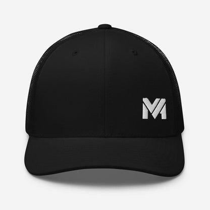 Casquette High Focus noire avec logo MA blanc brodé à l’avant en bas à gauche, look sportif et affirmé, emblématique de l’esprit Mindset Ambition.