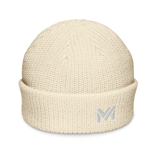 Bonnet Legacy écru avec logo MA blanc brodé à l’avant en bas à gauche, ton neutre et finition premium, Collection Détail & Élégance Mindset Ambition.