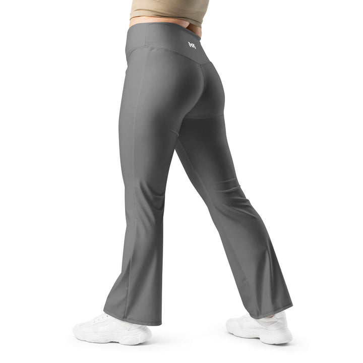 Leggings femme Timeless Grace Mindset Ambition, couleur gris, coupe évasée élégante, logo blanc centré en haut du dos au-dessus des fesses, vue de dos, collection Force & Élégance.