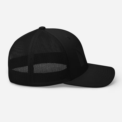 Casquette High Focus Mindset Ambition, noire effet mat, vue latérale droite, maille respirante à l’arrière, logo MA discret et élégant – Mindset Ambition