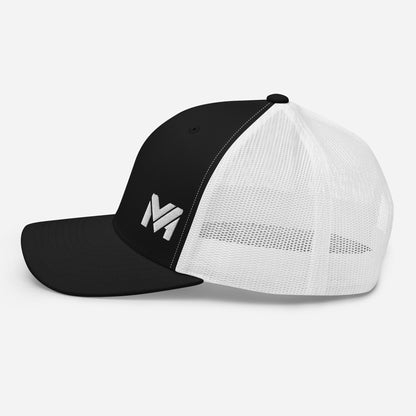Casquette High Focus noire et blanche Mindset Ambition, côté gauche avec filet blanc et broderie MA élégante