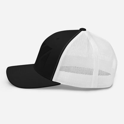 Casquette High Focus Mindset Ambition, deux tons noir et blanc, vue latérale gauche, style streetwear épuré et esprit de performance – Mindset Ambition