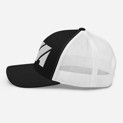 Casquette High Focus Mindset Ambition, noir profond et blanc pur, vue latérale gauche, maille respirante et lignes nettes pour un look premium – Mindset Ambition