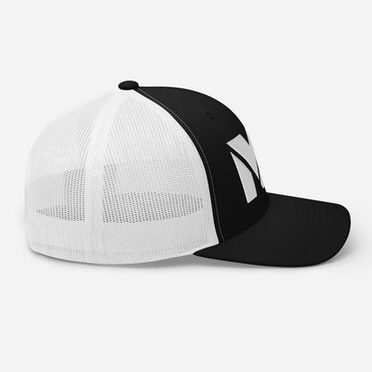 Casquette High Focus Mindset Ambition, noir et blanc, vue latérale droite, filet blanc ajouré et panneau avant noir, style urbain et équilibré – Mindset Ambition