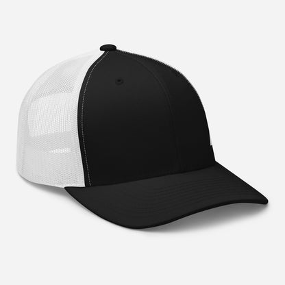 Casquette High Focus noire et blanche Mindset Ambition avec logo brodé blanc MA, vue avant droite soulignant le contraste et la maille filet claire