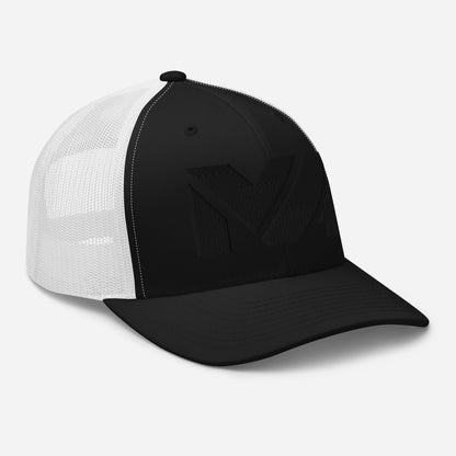 Casquette High Focus Mindset Ambition, noire à l’avant et blanche à l’arrière, vue avant droite, logo MA noir ton sur ton, look contrasté et affirmé – Mindset Ambition