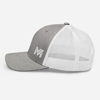 Casquette High Focus gris clair et blanche Mindset Ambition, côté gauche présentant la broderie MA et la maille filet blanche offrant un contraste lumineux et équilibré