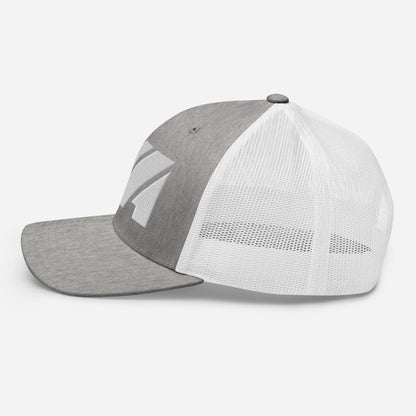 Casquette High Focus Mindset Ambition, gris clair et blanc, vue latérale gauche, filet blanc ajouré, esprit minimaliste et élégant – Mindset Ambition
