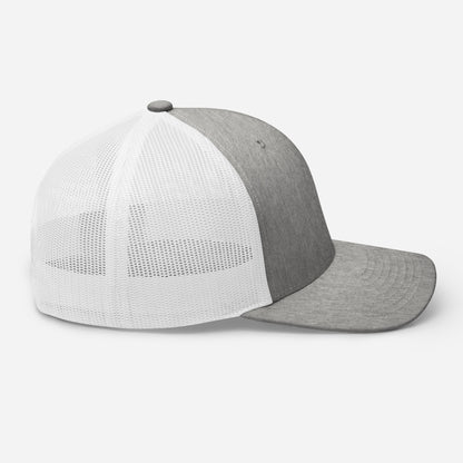 Casquette High Focus gris clair et blanche Mindset Ambition, vue droite soulignant la maille respirante blanche et la structure ajustée du modèle