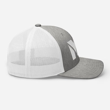 Casquette High Focus Mindset Ambition, gris clair chiné et blanc, vue latérale droite, maille blanche respirante, look lumineux et moderne – Mindset Ambition