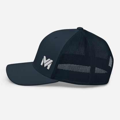 Casquette High Focus bleu marine Mindset Ambition, côté gauche avec maille respirante assortie et broderie blanche MA