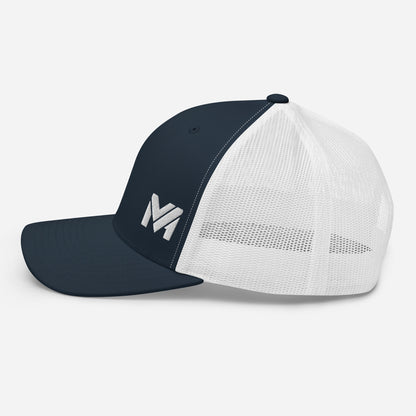 Casquette High Focus navy et blanche Mindset Ambition, côté gauche soulignant la broderie MA blanche et la maille claire du panneau arrière