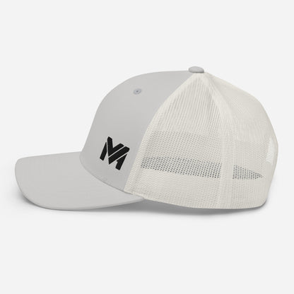 Casquette High Focus argentée Mindset Ambition, côté gauche détaillant le logo MA et la texture lisse du panneau avant