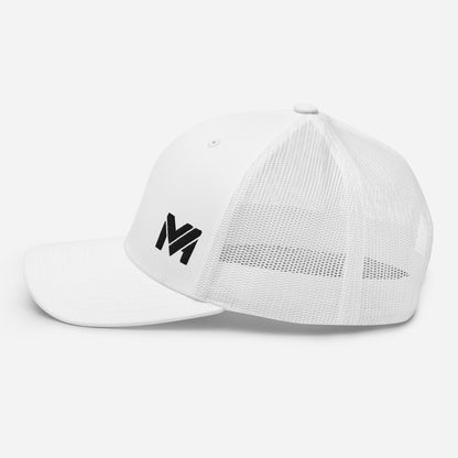 Casquette High Focus blanche Mindset Ambition, côté gauche révélant la broderie MA et la finition ajourée de la maille arrière