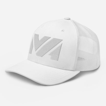 Casquette High Focus Mindset Ambition, blanche effet mat, vue avant gauche, logo blanc ton sur ton brodé, look minimaliste et audacieux – Mindset Ambition