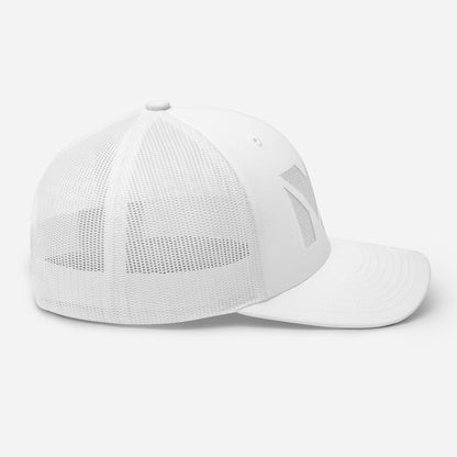 Casquette High Focus Mindset Ambition, blanche unie, vue latérale droite, filet arrière blanc respirant, silhouette moderne et dynamique – Mindset Ambition
