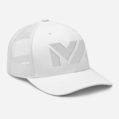 Casquette High Focus Mindset Ambition, blanche intégrale, vue avant droite, logo MA brodé blanc ton sur ton, design épuré et lumineux – Mindset Ambition