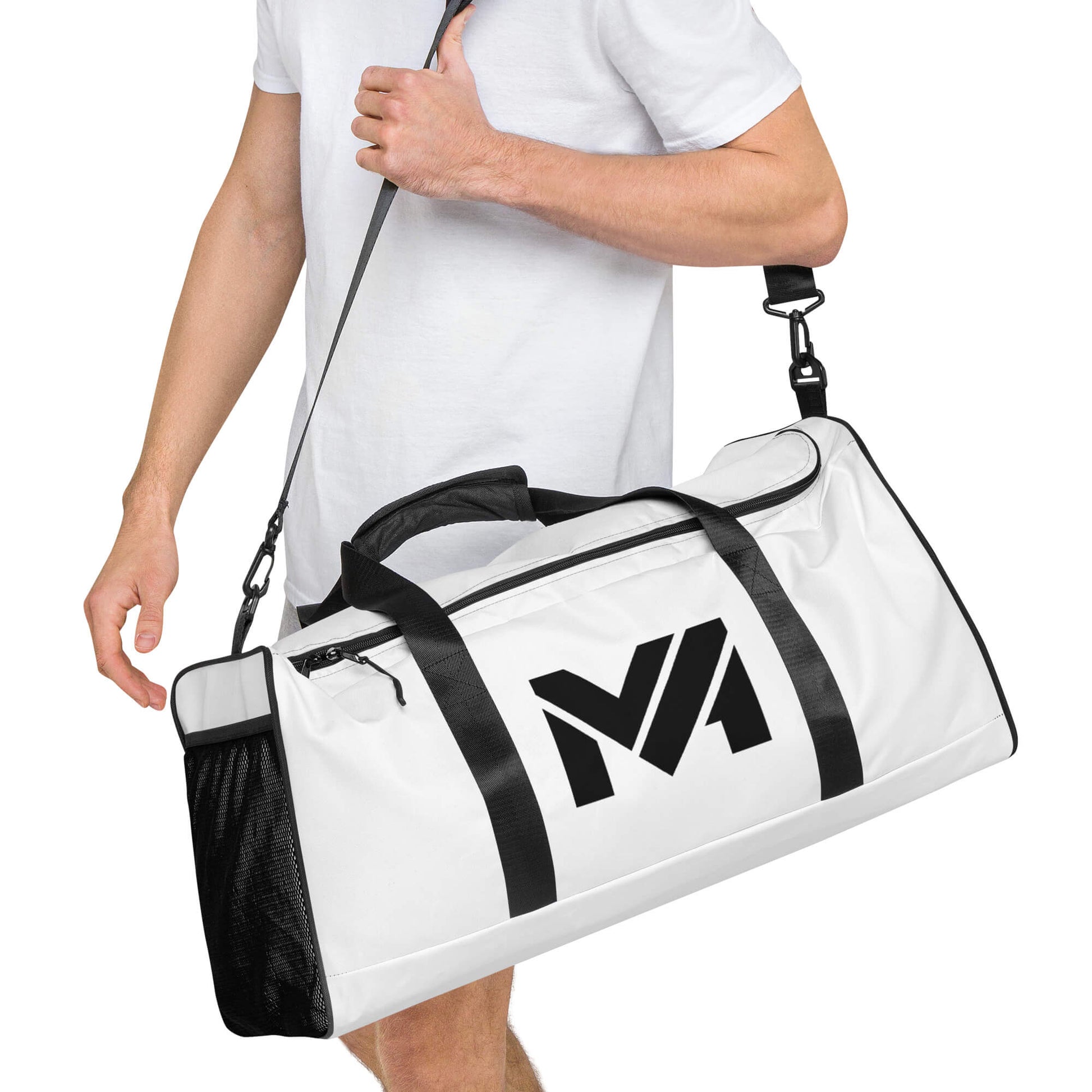 Grand sac de sport Bold Move Mindset Ambition, blanc, porté à l’épaule par un homme, logo noir sur le côté.