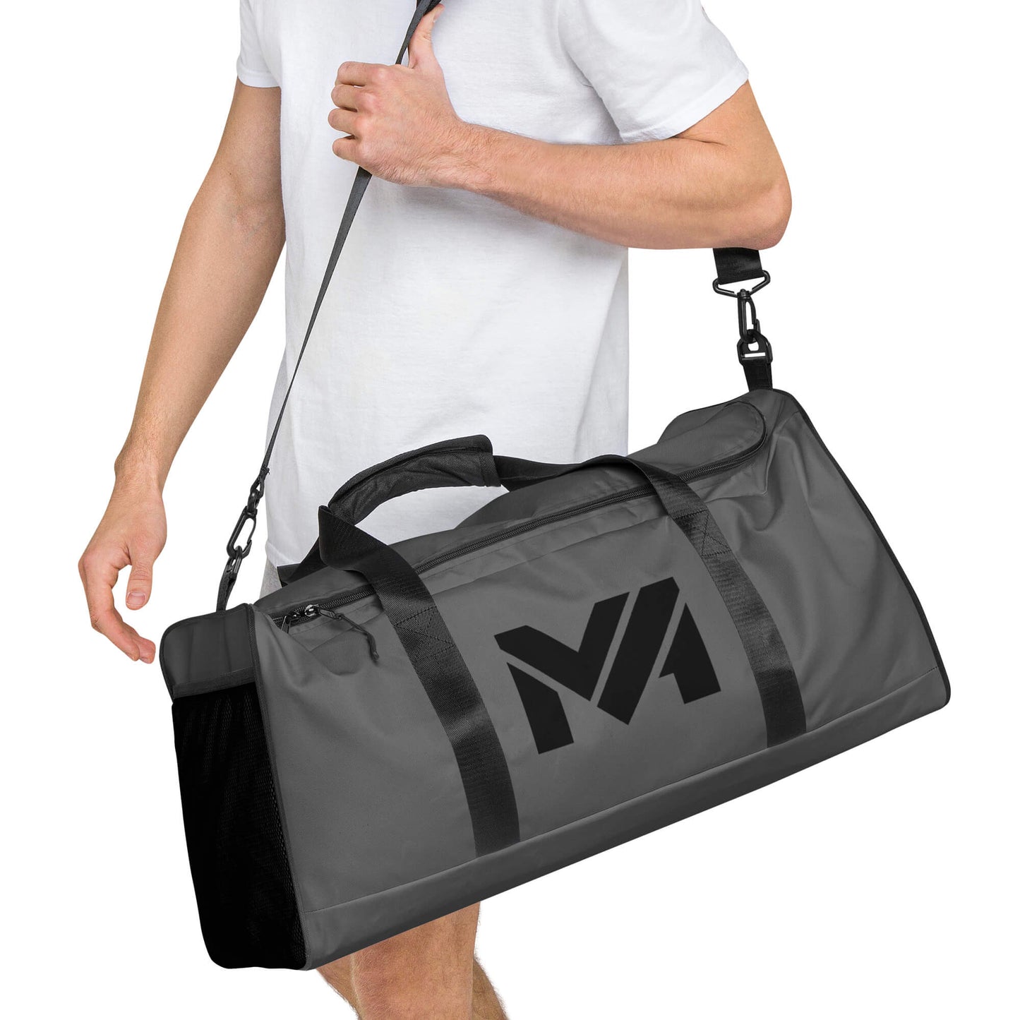 Grand sac de sport Bold Move Mindset Ambition, gris, porté à l’épaule par un homme, logo noir visible sur le côté.