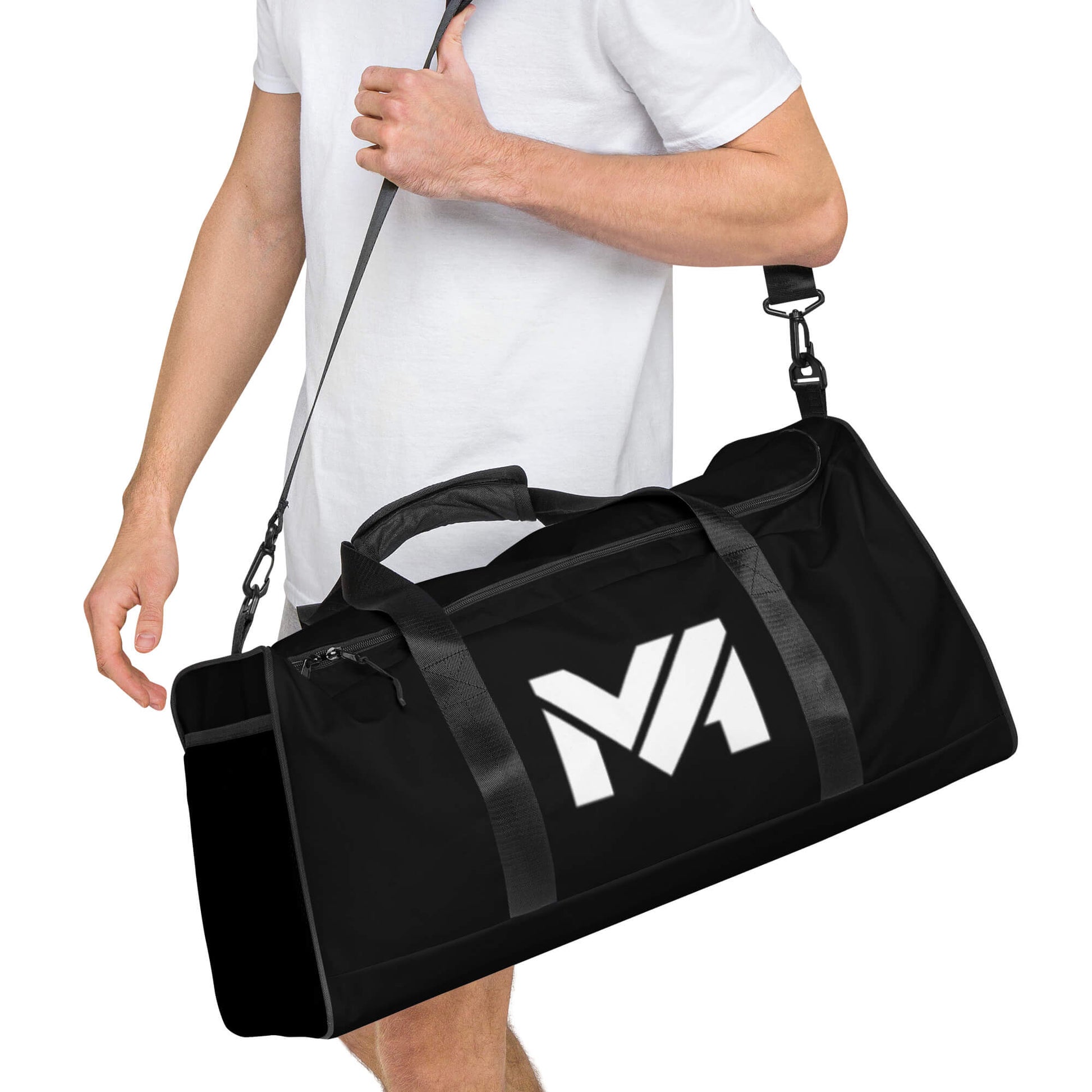 Sac de sport Bold Move Mindset Ambition, noir, porté à l'épaule par un modèle homme en t-shirt blanc, logo blanc visible.