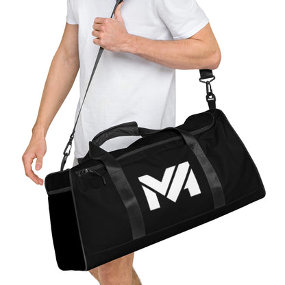 Sac de sport Bold Move Mindset Ambition, noir, porté à l'épaule par un modèle homme en t-shirt blanc, logo blanc visible.